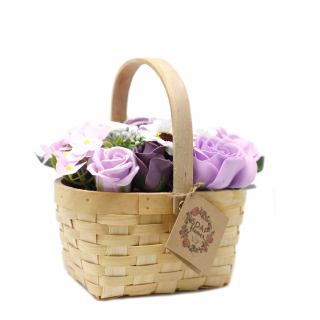 Fialové kvety v prútenom košíku 